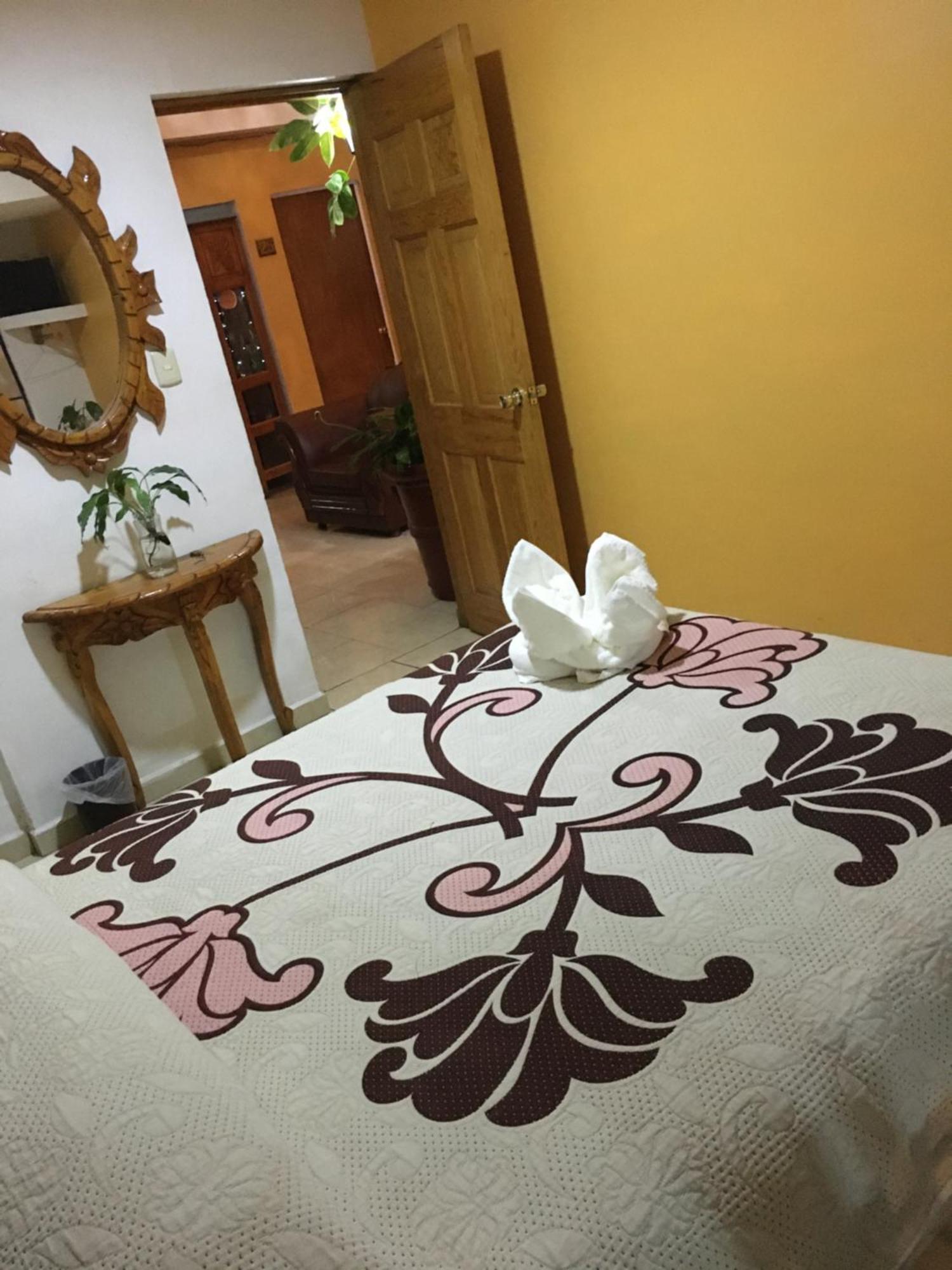 Hotel Posada Camelinas Pátzcuaro Kültér fotó